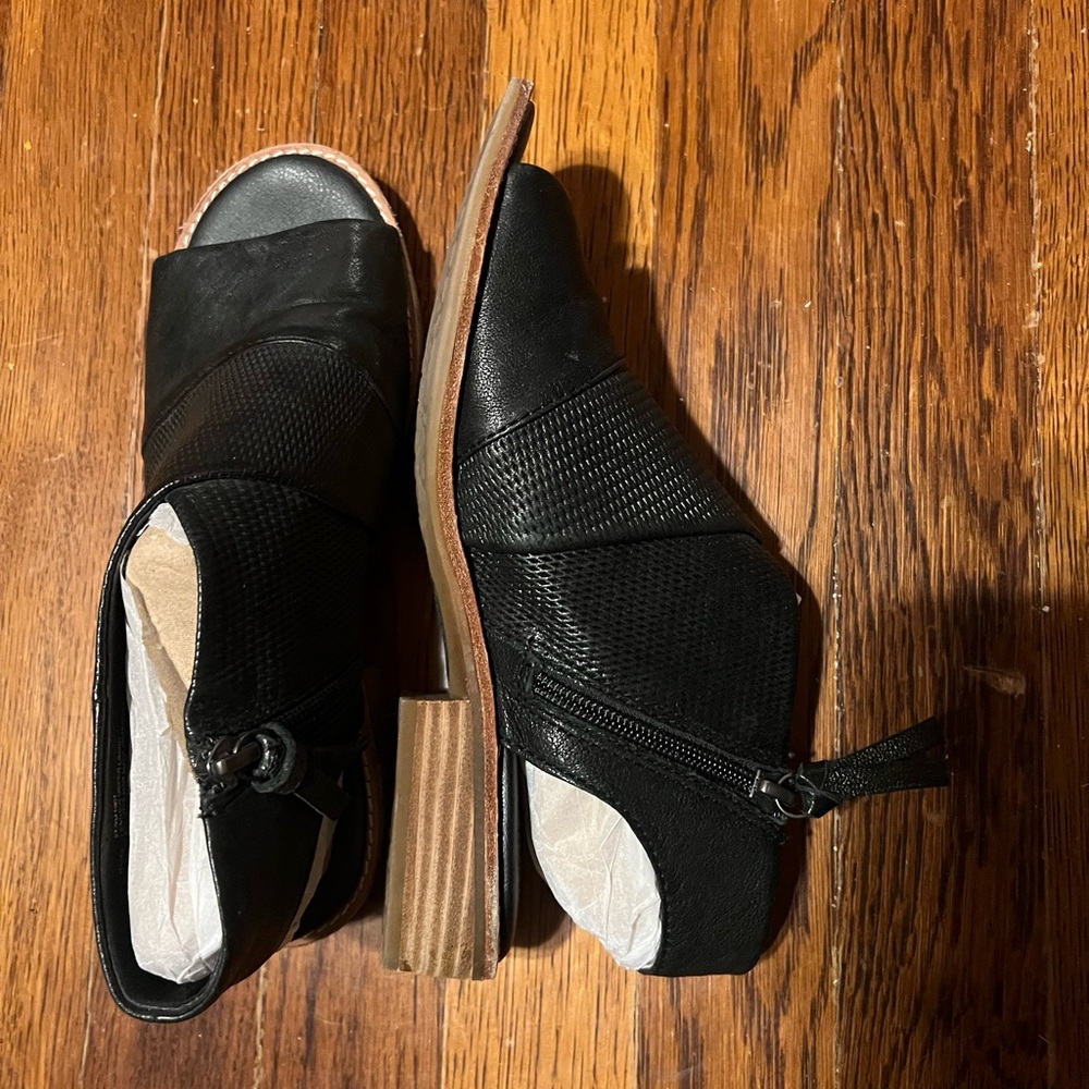 Sofft Black Textured Peep-Toe Mules - Picture 6 of 6